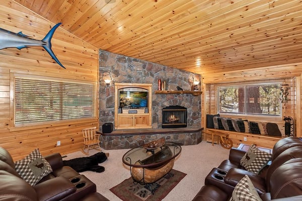 Open concept living room with 42in Smart TV & Cable