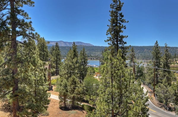 Beautiful lake views & walking distance to lake