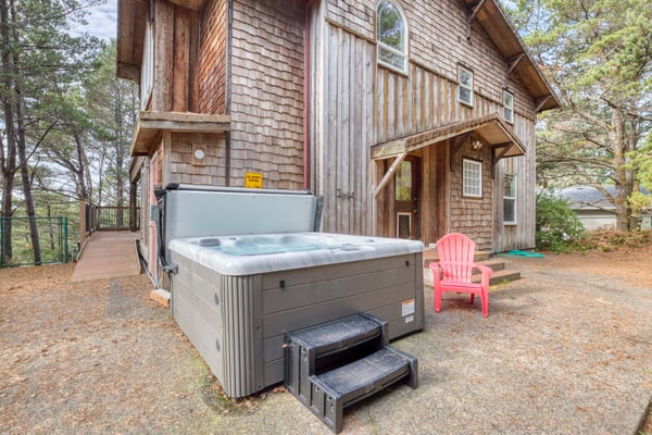 Hot Tub- Back Yard