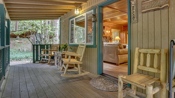 Dream Catcher Cabin- Front porch