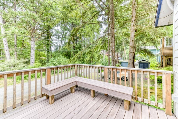 Floor 2 deck with bench seating