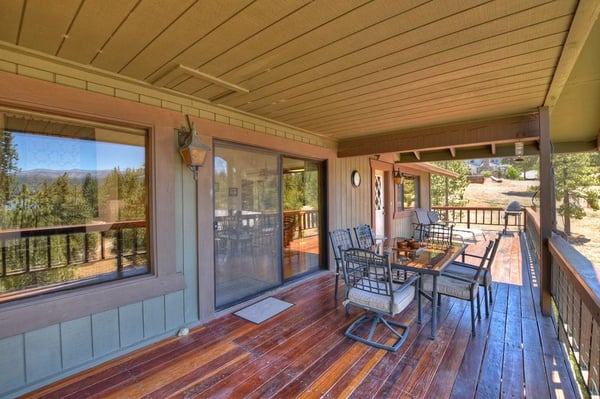 Deck with plenty of seating