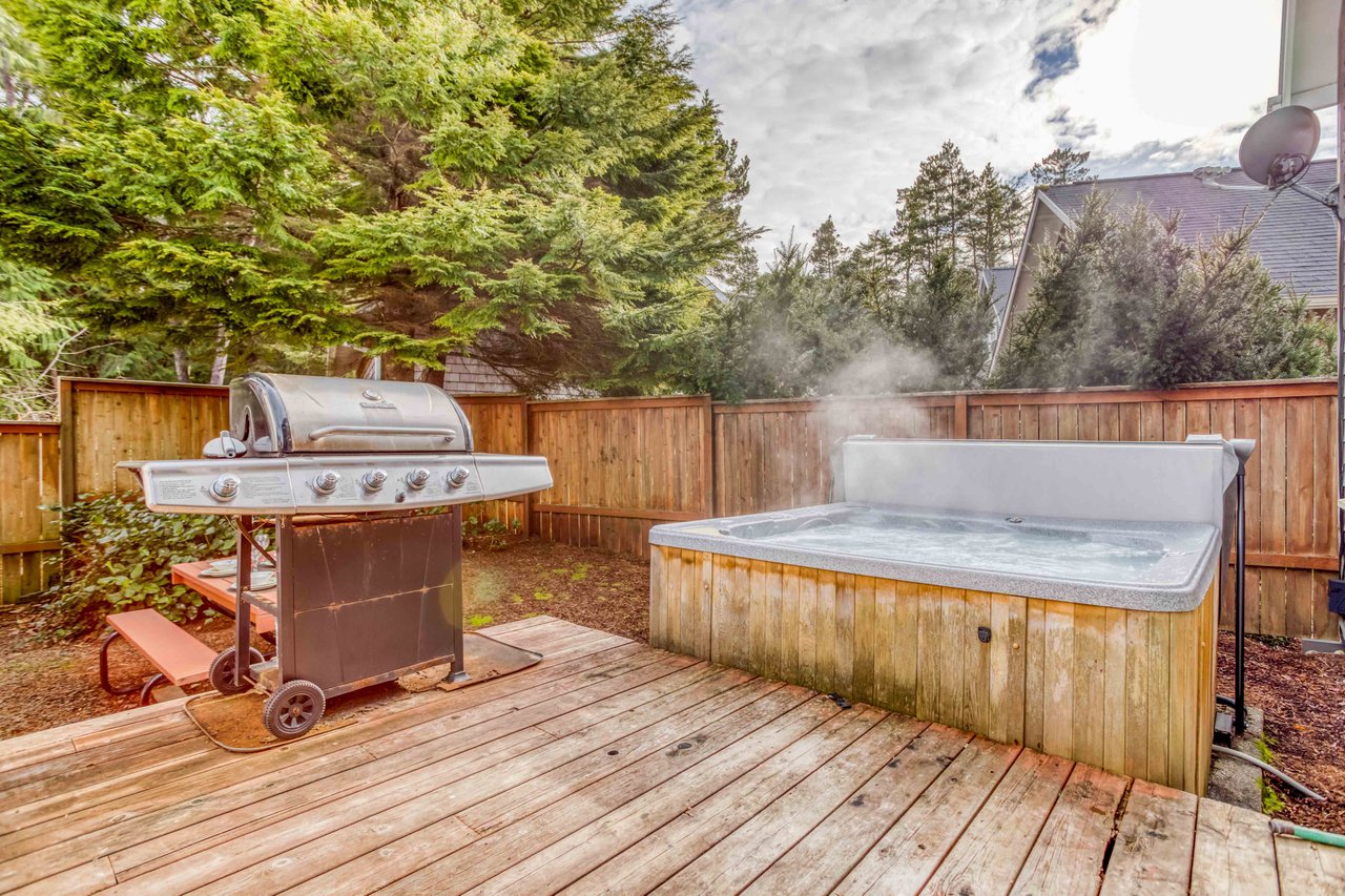 Outdoor Hot tub & BBQ