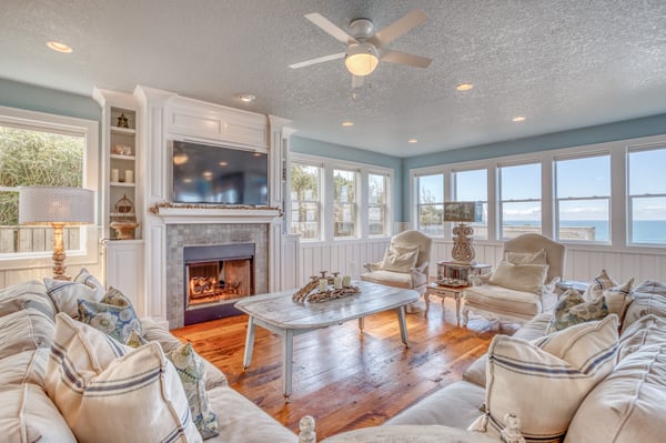 Living Room with fireplace