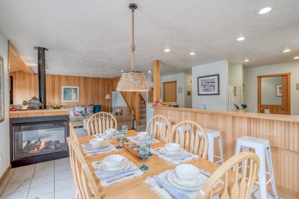 Dining Area with full amenities