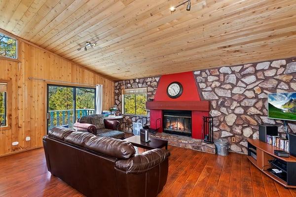 Inviting Living Room with Comfortable Seating