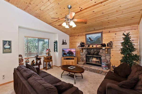 Cozy Living Room Flat Screen TV & Cable