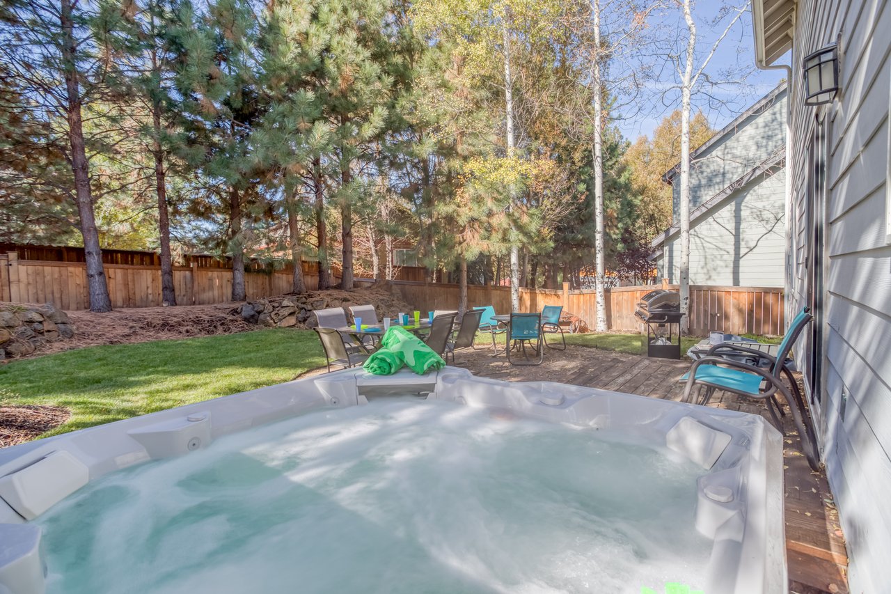 Outdoor Hot Tub/ Pool Area